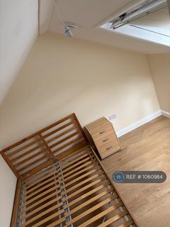1 bedroom in a house share to rent, Glenfield Road, London, W13