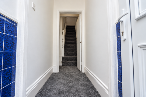 2 bedroom flat to rent, Conway Road, Luton LU4
