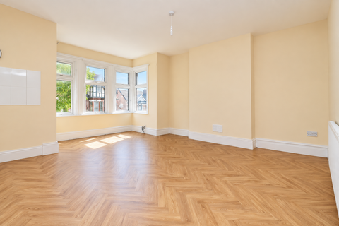 2 bedroom flat to rent, Conway Road, Luton LU4