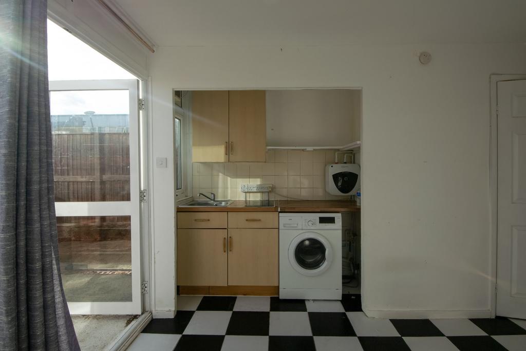 Apartment in Mitcham - View 3