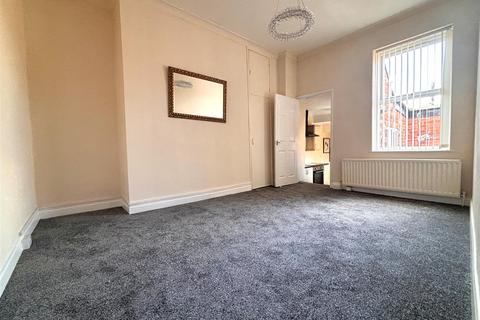3 bedroom flat to rent, Northbourne Street, Gateshead