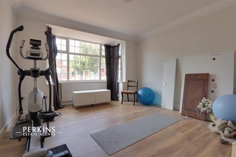 1 bedroom in a house share to rent, Mansell Road, Greenford