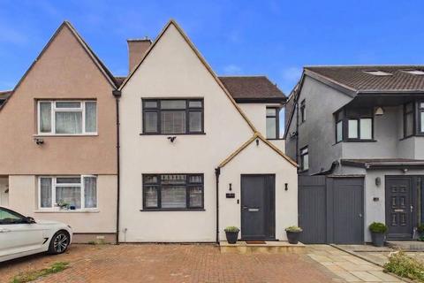 4 bedroom semi-detached house for sale, Chinnor Crescent, Greenford, UB6