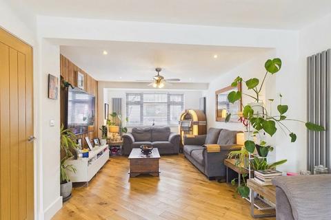 4 bedroom semi-detached house for sale, Chinnor Crescent, Greenford, UB6