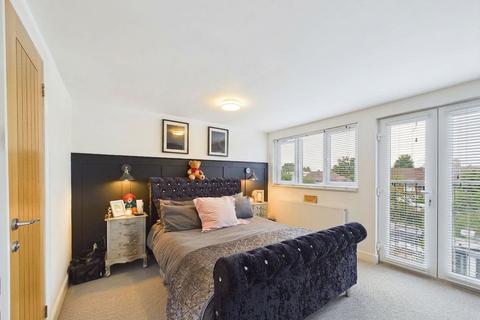 4 bedroom semi-detached house for sale, Chinnor Crescent, Greenford, UB6