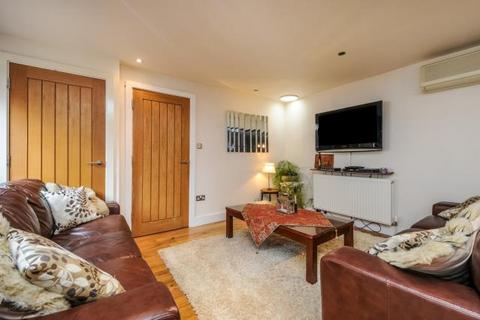 2 bedroom flat to rent, Singers Lane, Henley-on-thames, RG9