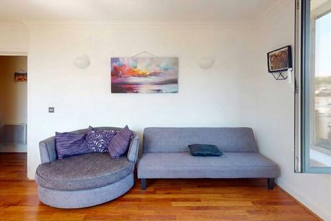 2 bedroom flat to rent, Park Lane, Skyline Court, CR0