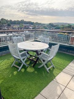 2 bedroom flat to rent, Park Lane, Skyline Court, CR0