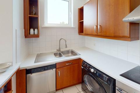 2 bedroom flat to rent, Park Lane, Skyline Court, CR0