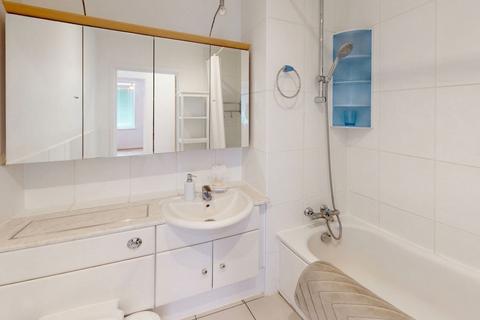2 bedroom flat to rent, Park Lane, Skyline Court, CR0