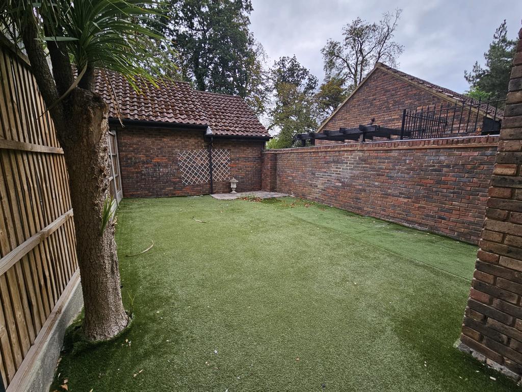 Apartment in STANMORE - More