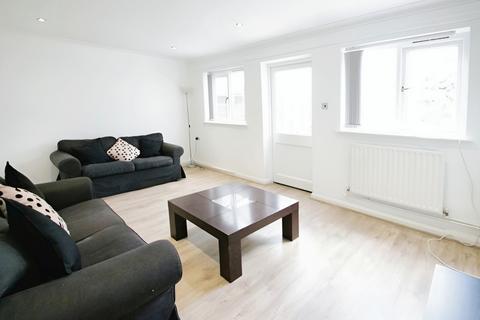 3 bedroom semi-detached house to rent, Colham Mill Road, West Drayton, UB7