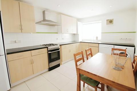 3 bedroom semi-detached house to rent, Colham Mill Road, West Drayton, UB7