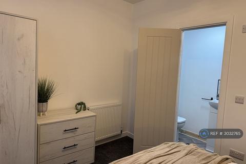1 bedroom in a house share to rent, Grosvenor Street, Prestwich, Manchester, M25