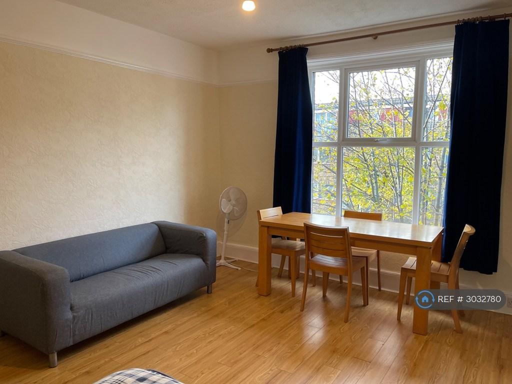 House in Croydon - View 4