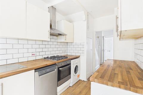 3 bedroom semi-detached house to rent, Kingsway, Middlesex UB3