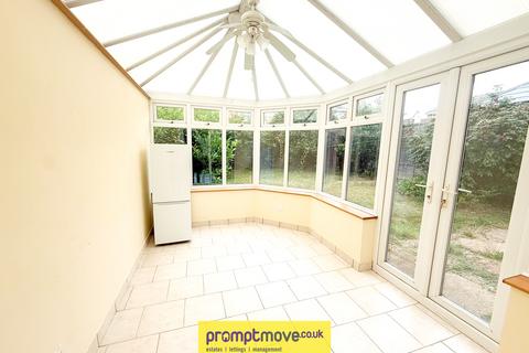 3 bedroom detached house to rent, Oving Close Luton LU2 9RN