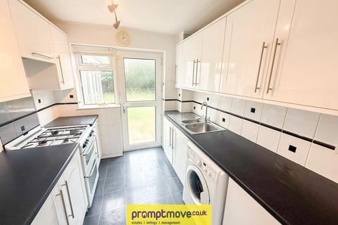 3 bedroom detached house to rent, Oving Close Luton LU2 9RN