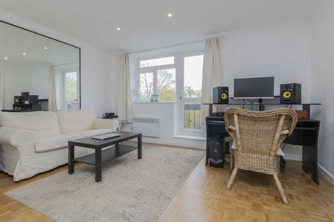 Studio to rent, Eaton Rise, London W5