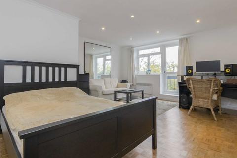 Studio to rent, Eaton Rise, London W5