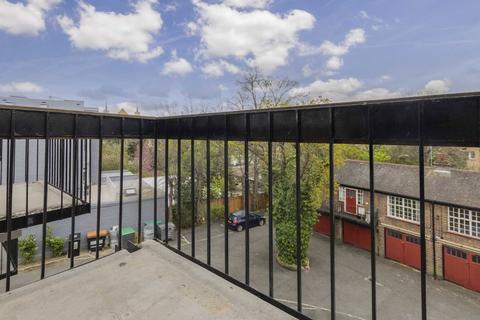 Studio to rent, Eaton Rise, London W5