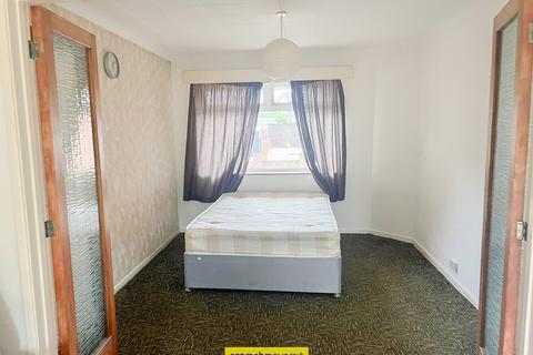 3 bedroom semi-detached bungalow to rent, Fieldgate Road Luton LU4 9TA