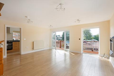 3 bedroom detached house to rent, Wharf Lane Bourne End SL7
