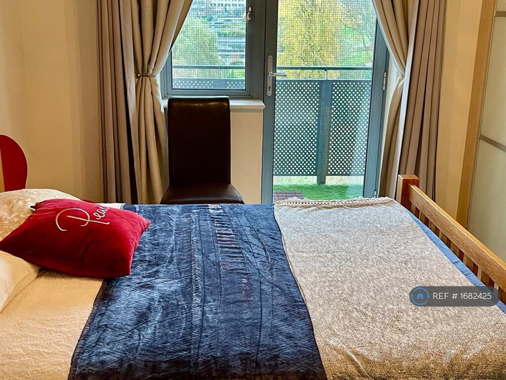 Apartment in NW10 - More