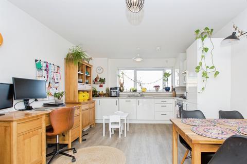2 bedroom flat for sale, Falmouth Avenue, Cambridge