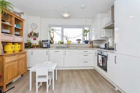 2 bedroom flat for sale, Falmouth Avenue, Cambridge
