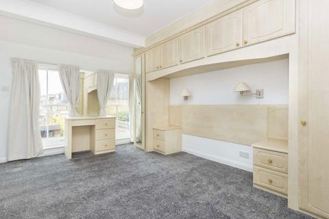 3 bedroom terraced house to rent, Heron Road, St Margarets TW1