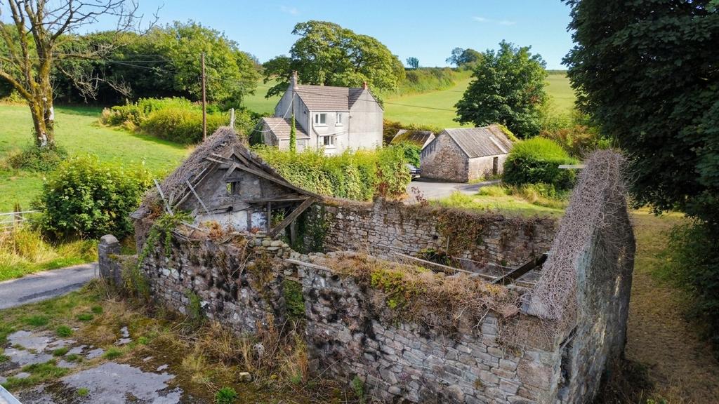 House in Whitland - More
