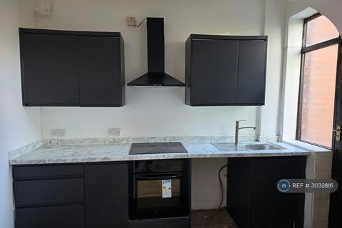 3 bedroom terraced house to rent, Rectory St, Manchester, M24
