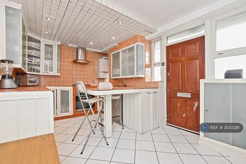 3 bedroom flat to rent, Custance House, London, N1