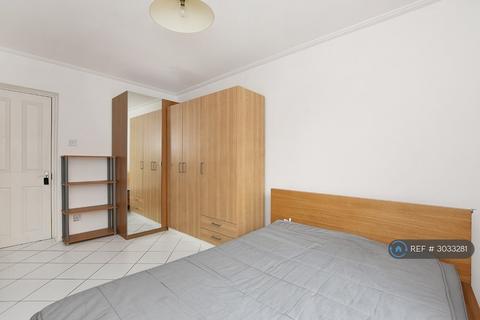 3 bedroom flat to rent, Custance House, London, N1