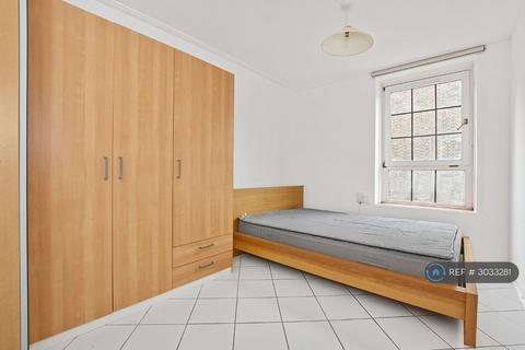 3 bedroom flat to rent, Custance House, London, N1