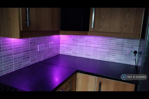 2 bedroom flat to rent, Fircroft Court, Woking, GU22