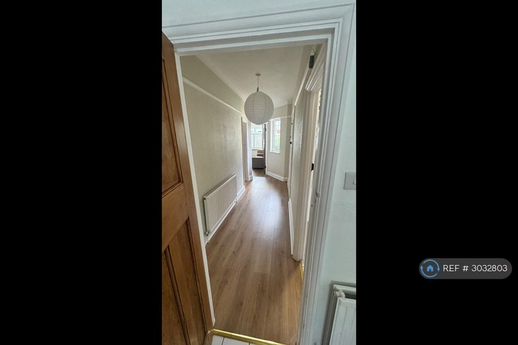 Apartment in Morden - View 3