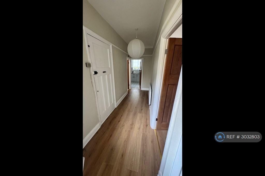 Apartment in Morden - View 4