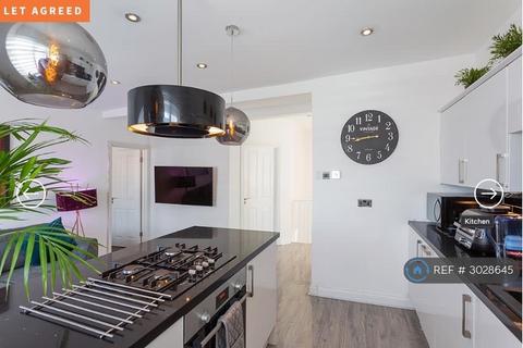 1 bedroom in a flat share to rent, Kingston Road, Stoneleigh, KT19