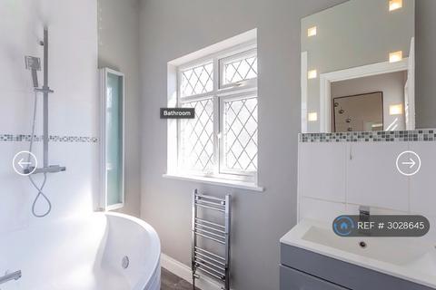 1 bedroom in a flat share to rent, Kingston Road, Stoneleigh, KT19