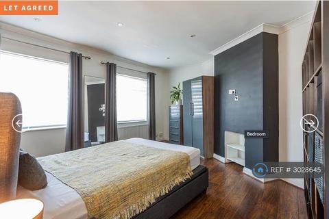 1 bedroom in a flat share to rent, Kingston Road, Stoneleigh, KT19