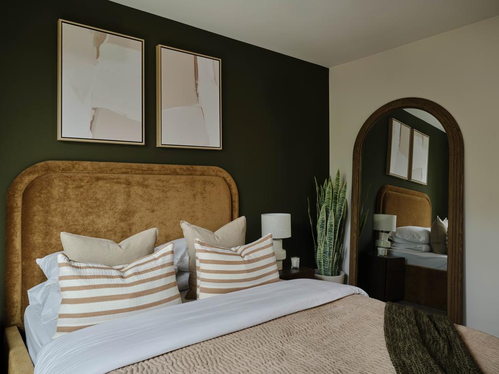 Apartment in London, Loxford, Seven Kings - View 2