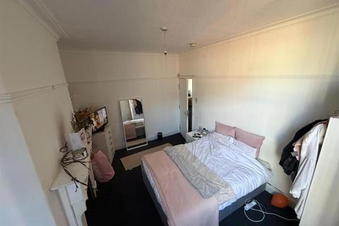 4 bedroom house to rent, Heald Grove, Manchester M14