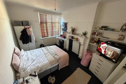 4 bedroom house to rent, Heald Grove, Manchester M14