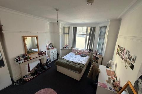4 bedroom house to rent, Heald Grove, Manchester M14