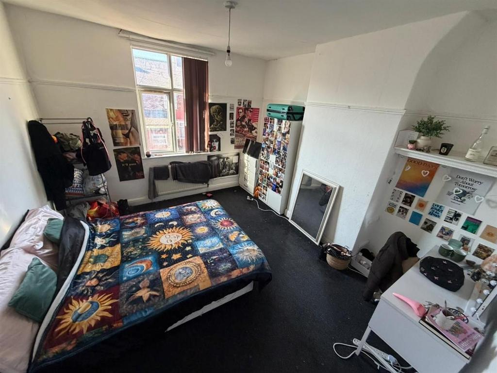 House in Manchester, Victoria Park, Chorlton-on-Medlock - More