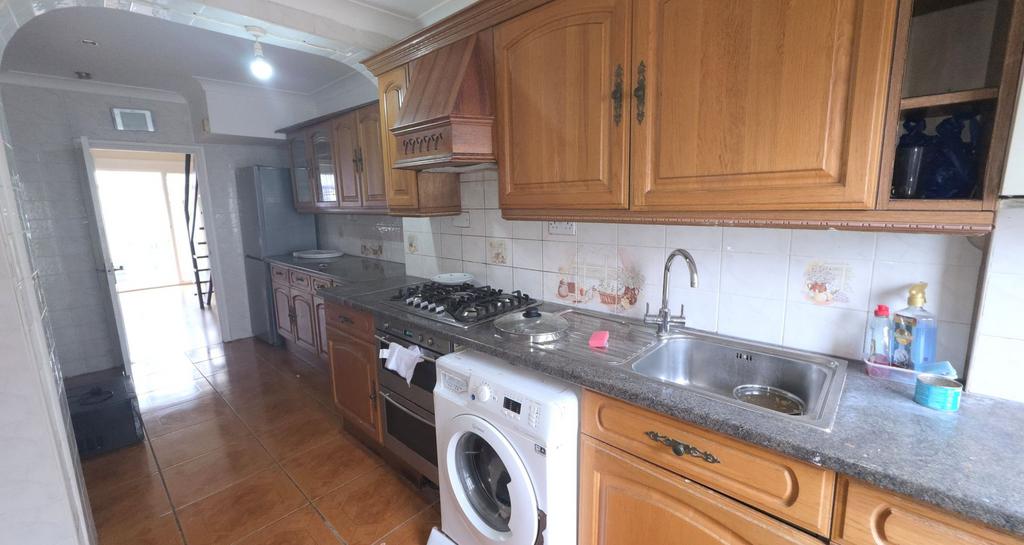 House in London, Newbury Park - View 3