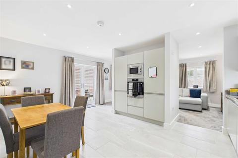 3 bedroom detached bungalow to rent, De Warrene Court, Methwold