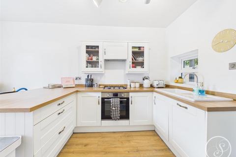 2 bedroom detached house to rent, Gledhow Lane, Leeds